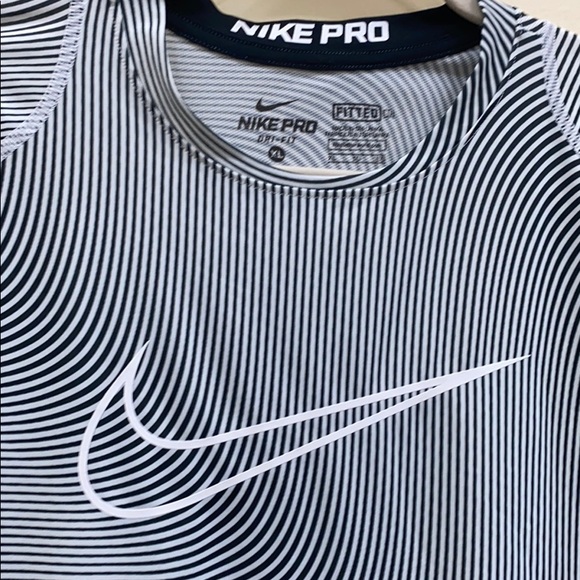 Nike Pro XL fitted workout top - Picture 3 of 7